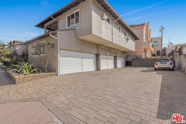 Building Photo - 10610 Landale St