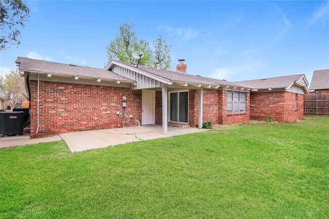 Building Photo - 2904 Huntleigh Dr