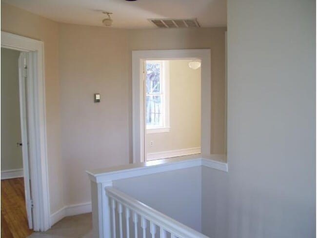 Building Photo - Large 4 Bedroom house with parking in Nort...