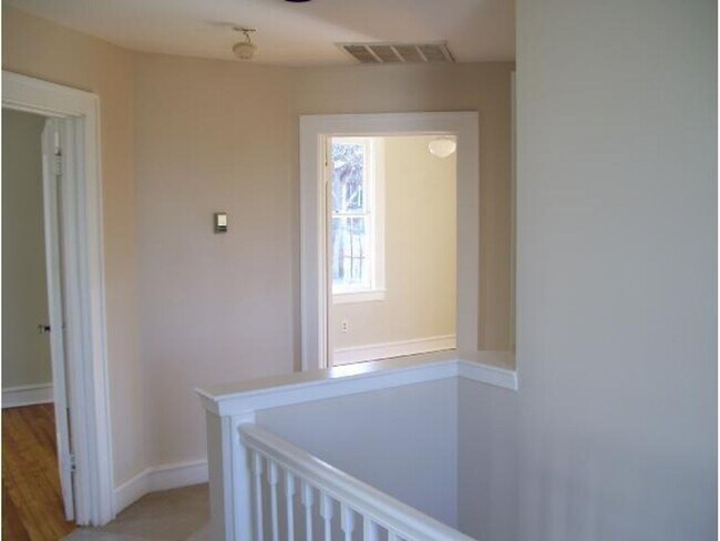 Building Photo - Large 4 Bedroom house with parking in North Campus