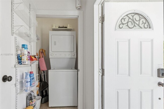 Building Photo - 521 NE 70th St