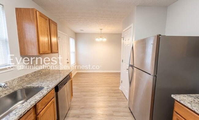 Building Photo - 3 Bed, 2 Bath Home with Garage / Pet-Friendly / Available Now!