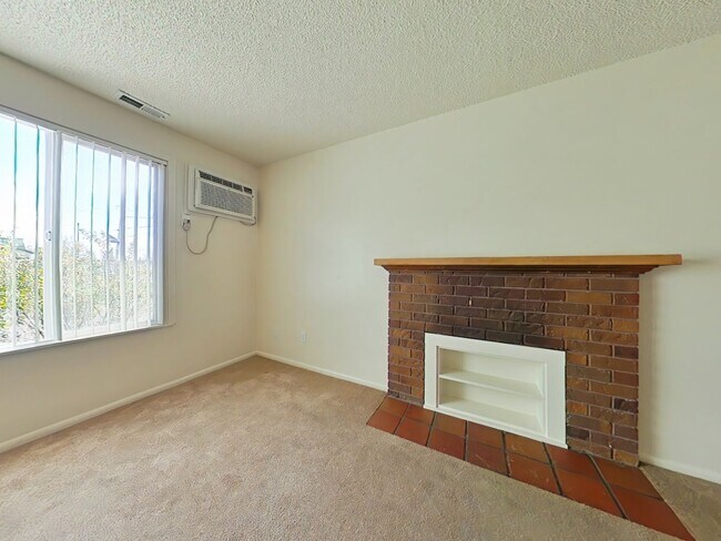 Building Photo - 3 Bedroom Apartment ~ Albany ~ Small Pet F...