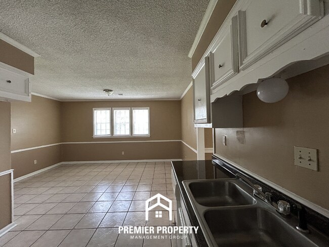 Building Photo - Beautiful 3BR/2BA Near Southwind | 1,681 Sq Ft, Vaulted Ceilings, Hardwood Floors & Garage