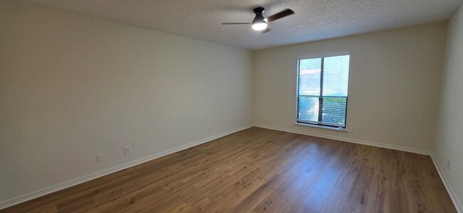 Building Photo - Large 4 Bedroom Located in Arlington!