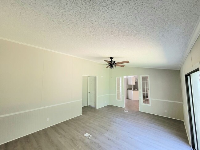 Building Photo - Stunning 3-bedroom, 2-bathroom home locate...