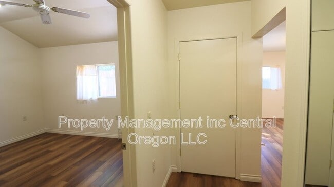 Building Photo - 524 NE Olney Ave