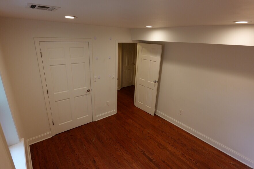 Building Photo - 245 Ferry St