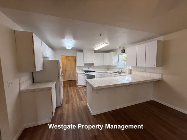 Building Photo - 821 B St