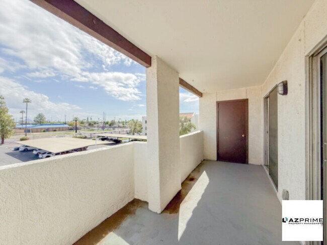 Building Photo - Stunning Fully-Furnished 2/2 Glendale Cond...