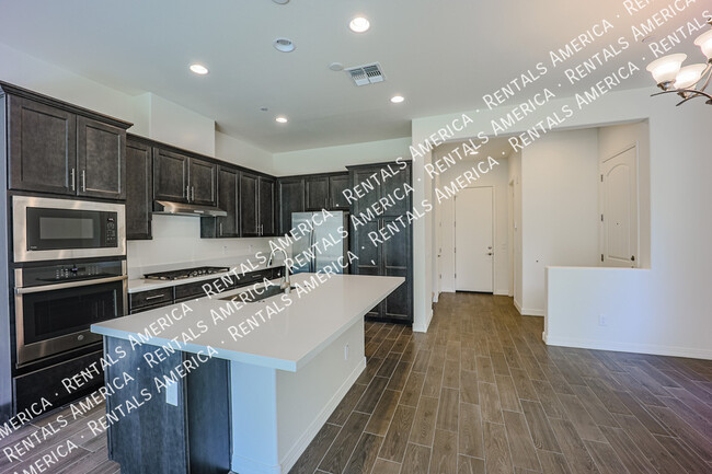 Building Photo - Luxury Townhome!