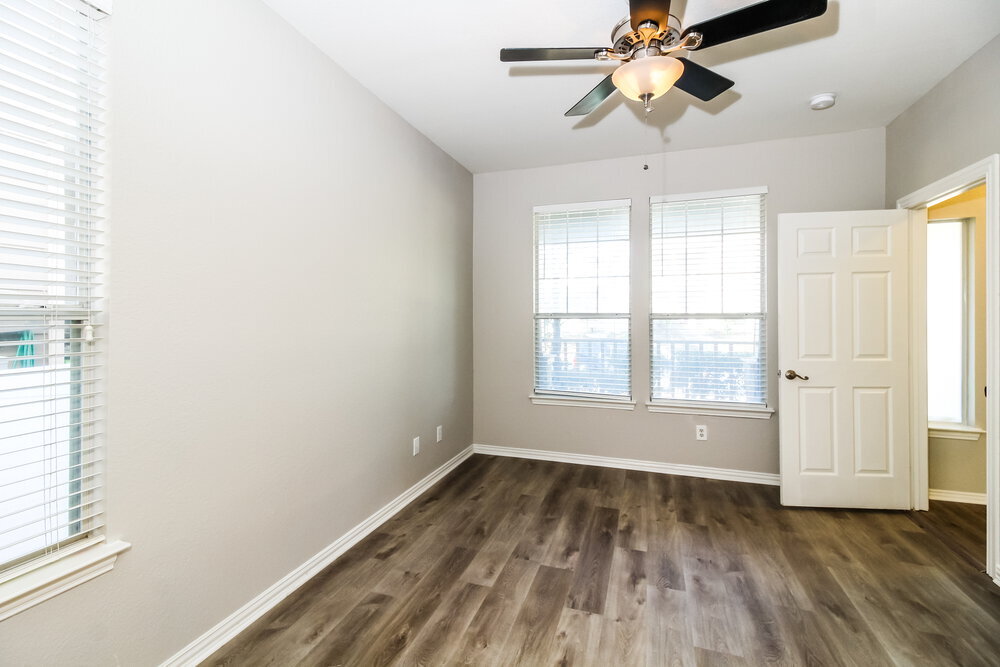 Building Photo - 9854 Cedarcrest Dr