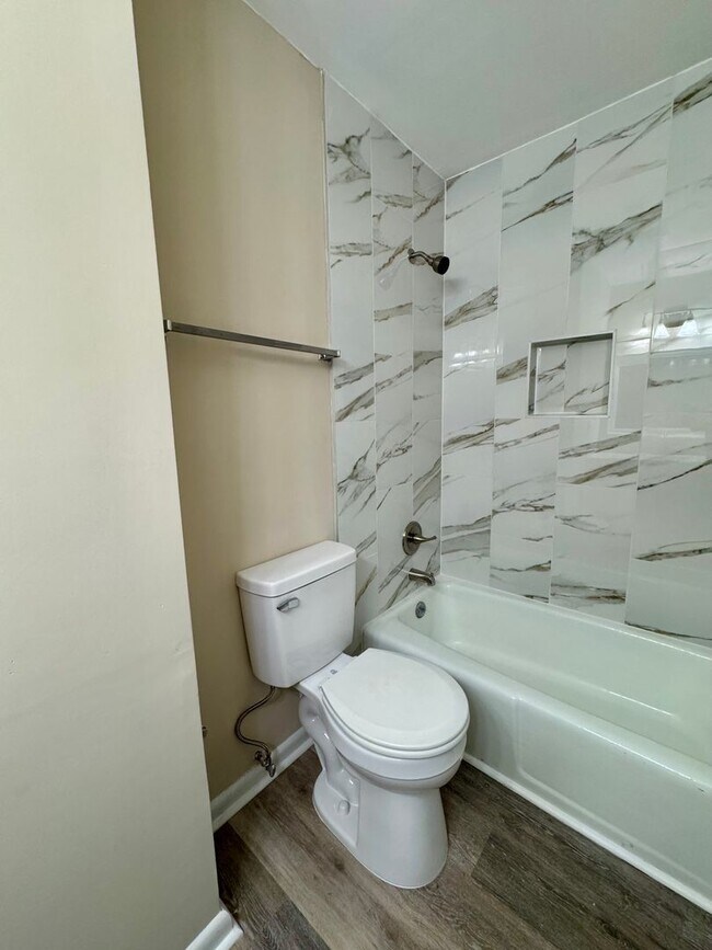 Building Photo - 2-bedroom townhouse in the Oaks!
