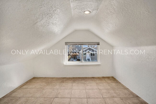 Building Photo - 744 S Roberta St