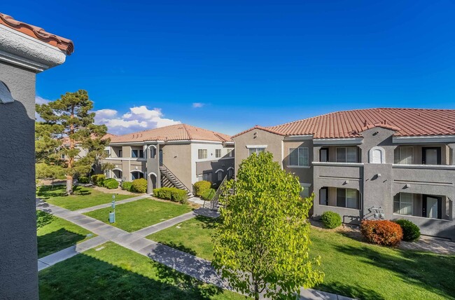 Building Photo - 3 Bedroom Open Layout Condo in Gated Commu...