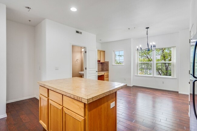 Building Photo - 3 bed, 3.5 bath townhouse in McKenzie Ridg...