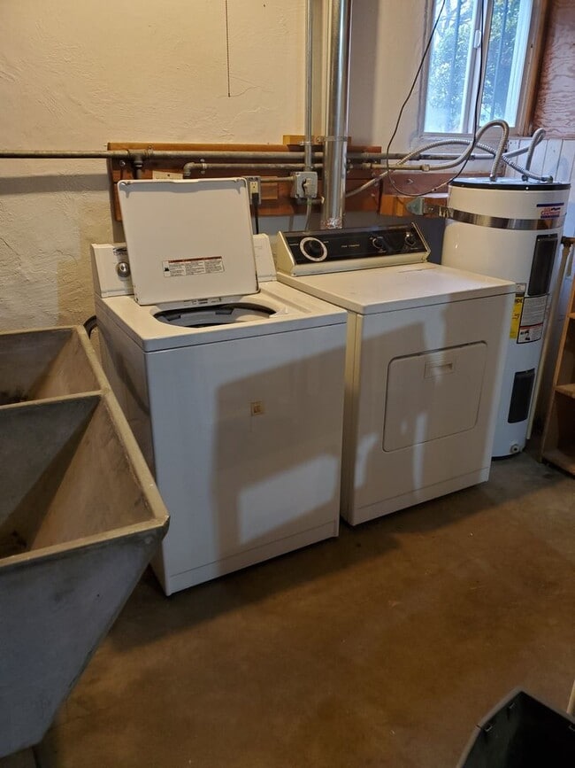 Building Photo - Classic One Bedroom, One Bathroom Apartmen...
