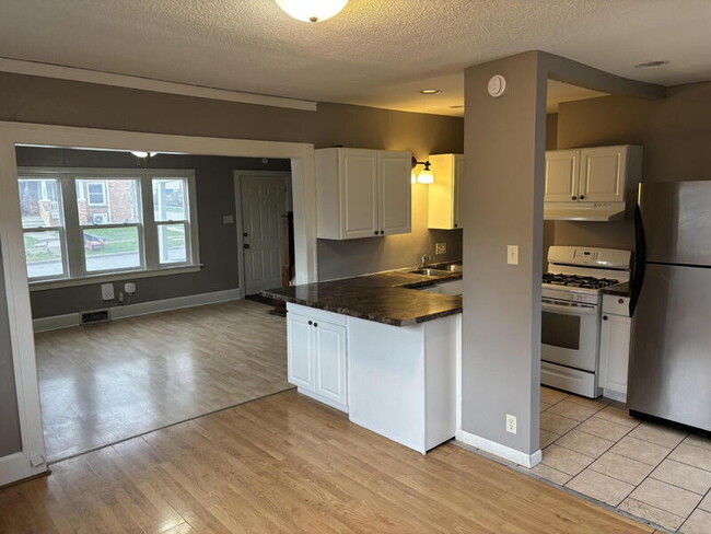 Building Photo - 1302 E 12th St