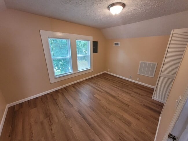 Building Photo - Maryville 37804 - Updated 1 bedroom, 1 bath unit - Call Tim Tipton 865-806-7255