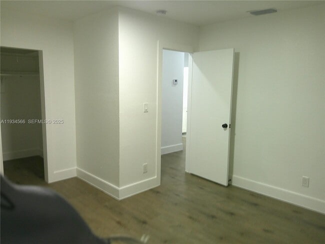 Building Photo - 12400 NE 11th Ct