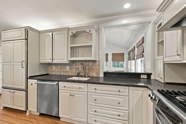 Building Photo - 2023 Galbraith Dr
