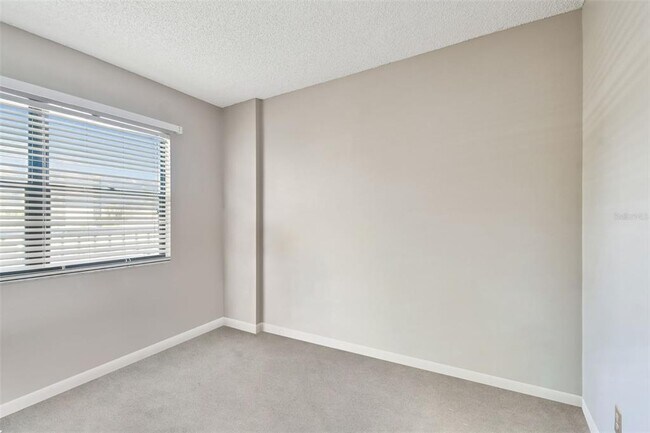 Building Photo - 2700 Cove Cay Dr