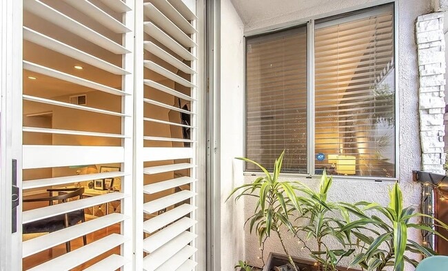 Building Photo - 8530 Holloway Dr