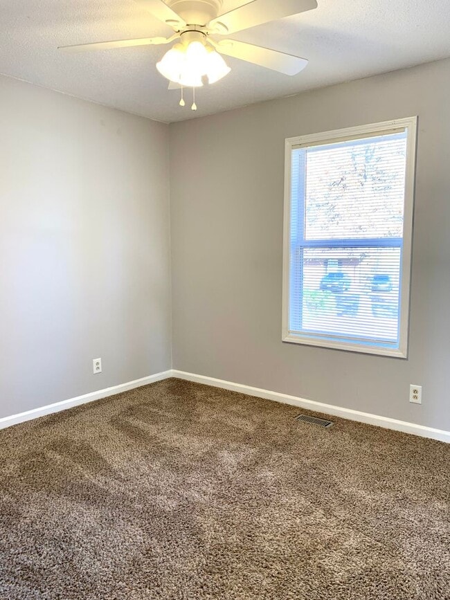 Building Photo - 411 Sideline Dr