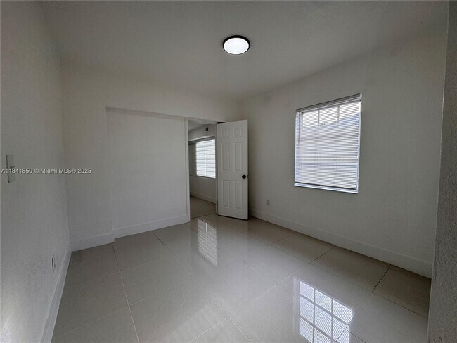 Building Photo - 541 E 38th St