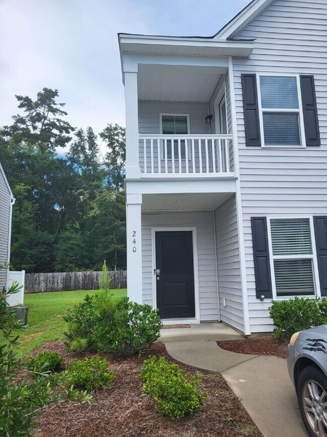 Building Photo - "Spacious Fully Furnished 4-Bedroom Townho...