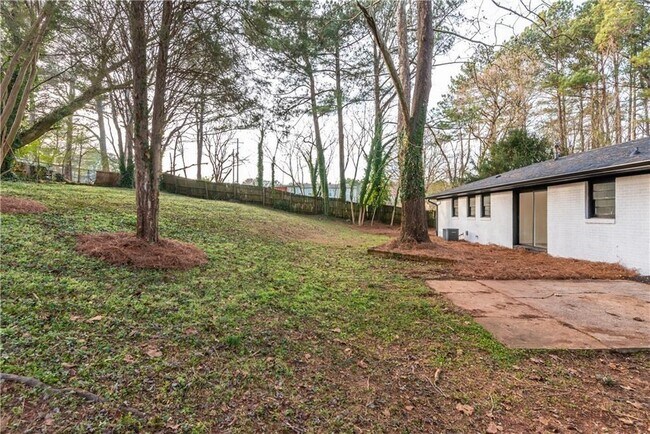 Building Photo - 1847 Elmwood Dr