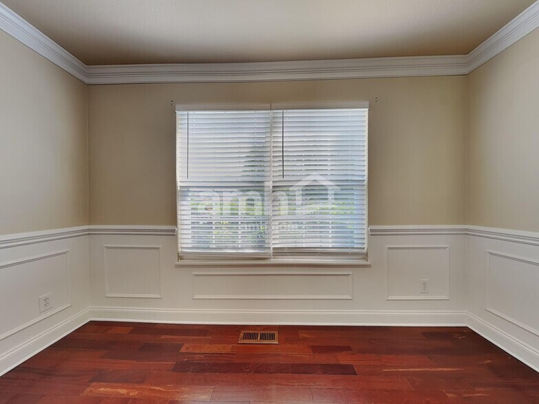 Building Photo - 4643 Aylesbury Dr