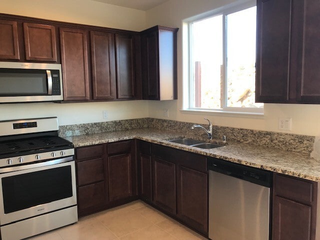 Building Photo - Three story townhouse near UNR.