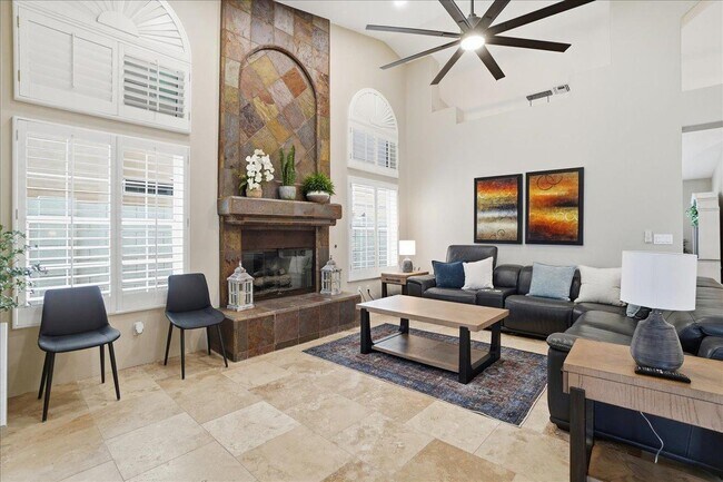 Building Photo - 1909 E Coral Tree Dr