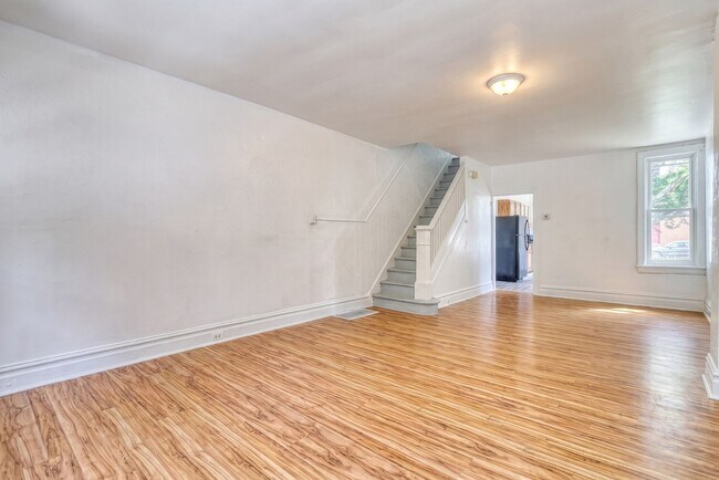Building Photo - Newly Renovated 3 Bedroom, 1 Bathroom Townhouse