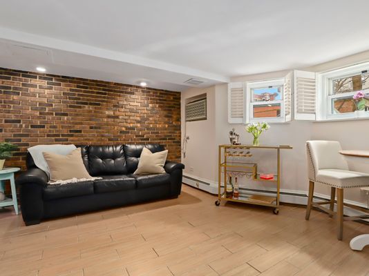 Building Photo - 806 W George St