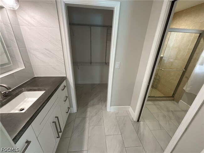 Building Photo - 20620 Pine Tree Ln