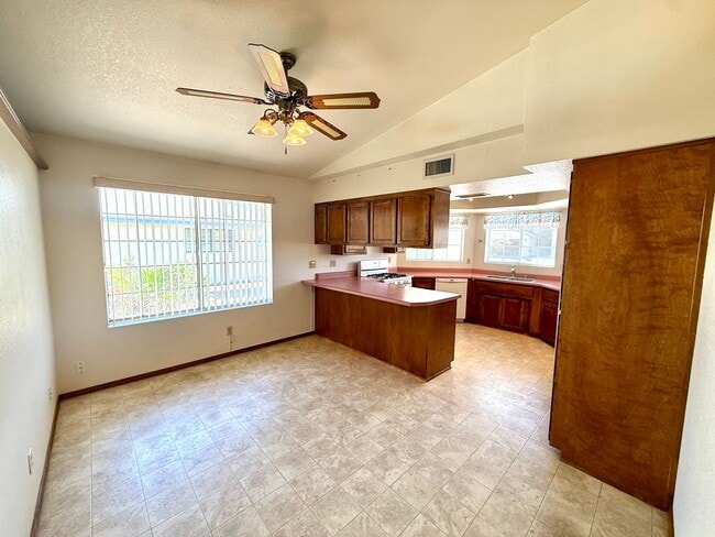 Building Photo - Spacious 3BR Cul-de-Sac Home with Bonus Room, New Carpet & Split Floor Plan!