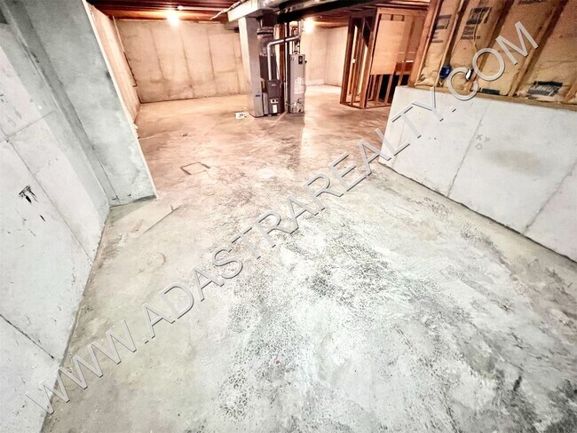 Building Photo - Spacious Gardner Duplex-Available in NOVEM...