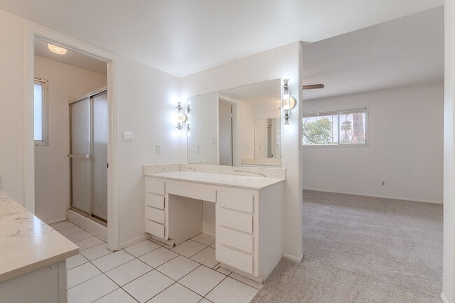 Building Photo - 2543 E Huntington Dr