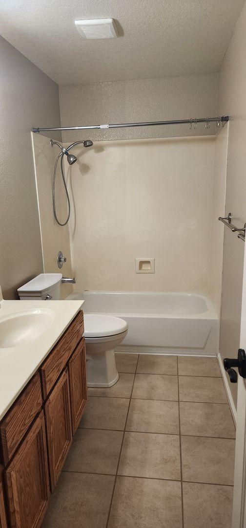 Building Photo - Spacious 4-Bedroom, 3-Bath Home for Rent in Elk Grove!