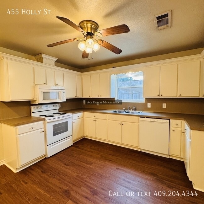 Building Photo - 455 Holly St