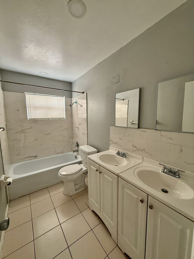 Building Photo - 701 Michigan Ct