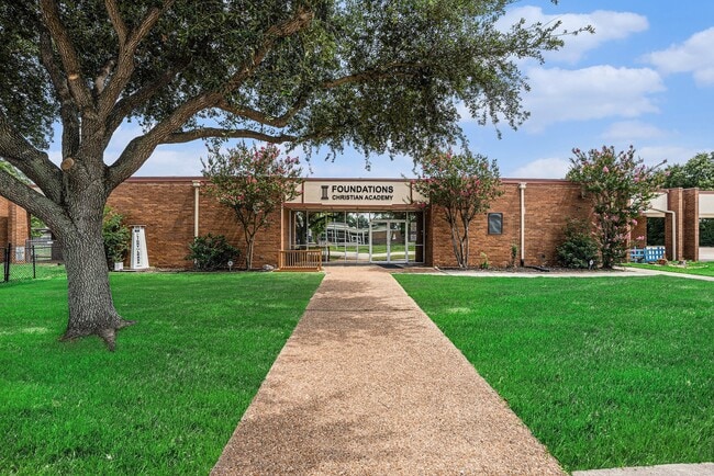 Building Photo - 602 Crestwood Dr