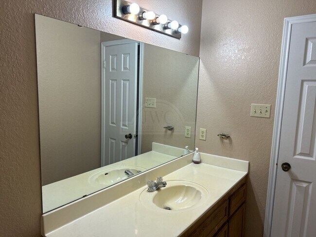 Building Photo - 2511 Bermuda Dr