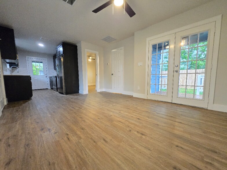 Building Photo - 411 E 4th St