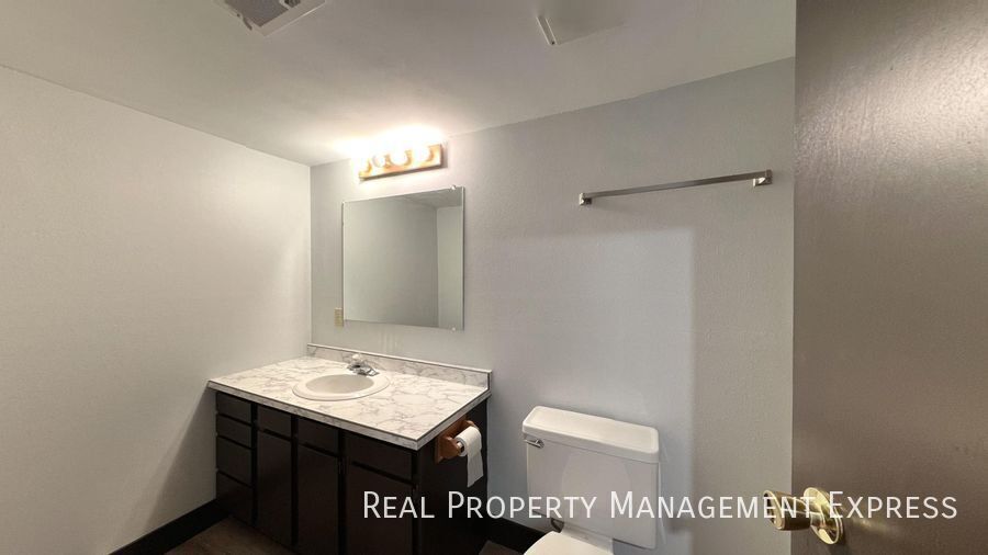 Building Photo - Amazing 3 Bedroom 2.5 Bath duplex with att...