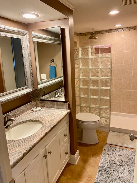 Guest Bathroom - 830 S Gulfview Blvd