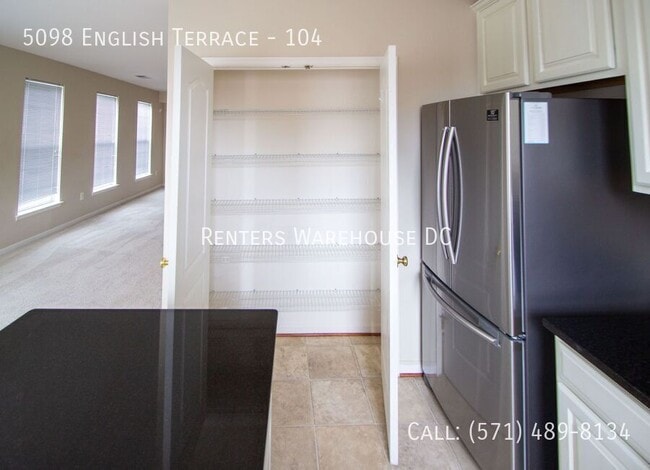 Building Photo - 5098 English Terrace