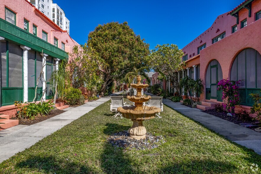 Primary Photo - Spanish Oaks Apartments